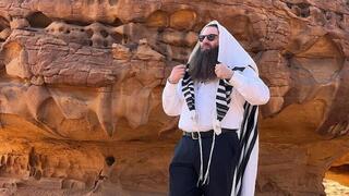El rabino Yaakov Israel Herzog en el desierto de Arabia Saudita. 