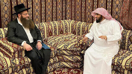 El rabino Yaakov Israel Herzog se reúne con un hombre musulmán en Arabia Saudita. 