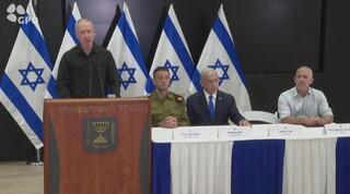 Escuchan al ministro de Defensa, Yoav Gallant, el jefe de las FDI, Herzi Halevi; el primer ministro, Benjamin Netanyahu, y el jefe del Shin Bet, Ronen Bar. 
