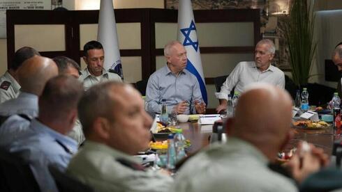 El ministro de Defensa Yoav Gallant con altos mandos de las FDI durante el ataque a Gaza.