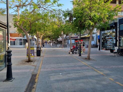 Calle de Ashkelon abandonada durante la violencia transfronteriza con Gaza.