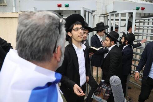 Manifestantes intentan convencer a los judíos haredi de que se alisten en las FDI. 