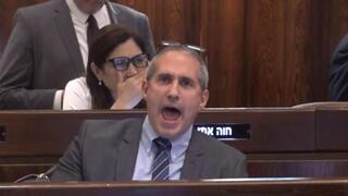 La captura de la imagen en el canal de la Knesset muestra el tono de la discusión en el parlamento israelí. 