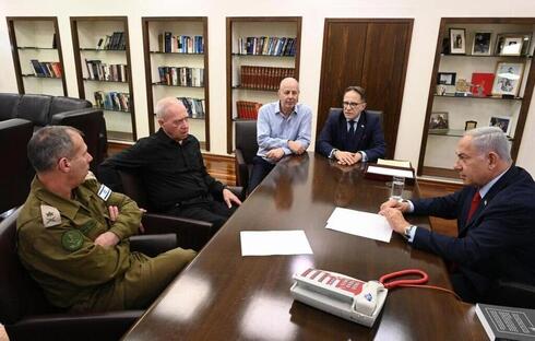 Funcionarios de seguridad y defensa reunidos con el primer ministro. 