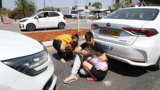 Personas buscan refugio durante el lanzamiento de cohetes sobre Sderot.
