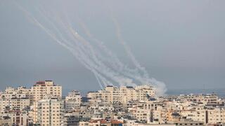 Momento en que varios cohetes salen disparados desde Gaza hacia Israel. 