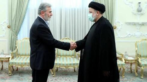 El secretario general de la PIJ, Ziyad al-Nakhalah, con el presidente iraní, Ebrahim Raisi.