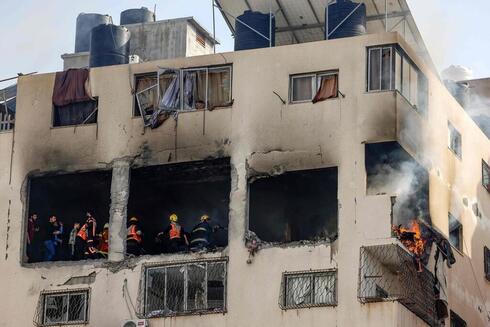 El incendio en el sexto piso del edificio en Gaza donde estaba el comandante Al-Hasni. 