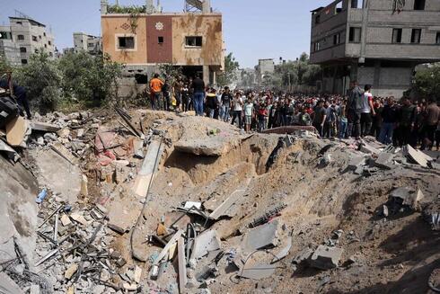 Cráter dejado por una de las explosiones en Gaza. 