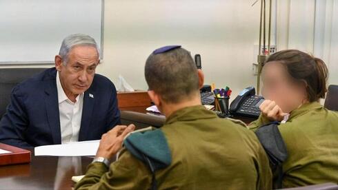 El primer ministro de Israel durante una evaluación de seguridad, el jueves por la noche. 