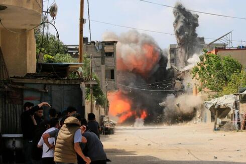 Palestinos se refugian de las explosiones en Gaza. 