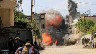Palestinos se refugian de las explosiones en Gaza. 
