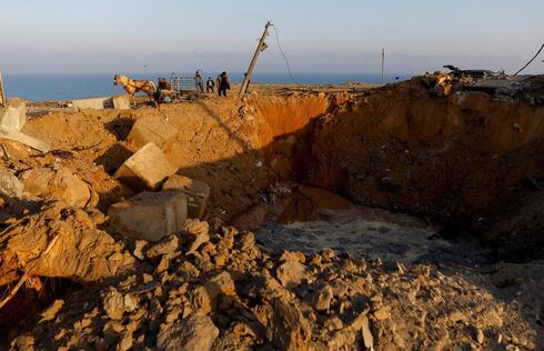 Cráter dejado por un bombardeo israelí en un sector de Gaza. 