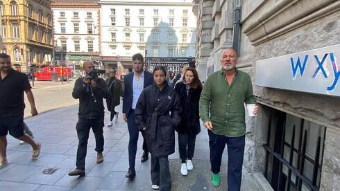 Noa Kirel por las calles de Liverpool. 