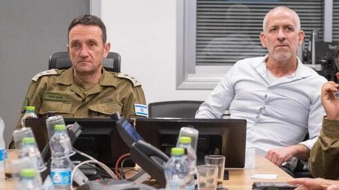 El jefe de Estado Mayor Herzi Halevi y el director del Shin Bet, Ronen Bar.