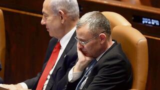 El primer ministro Benjamin Netanyahu y el ministro de Justicia, Yariv Levin.