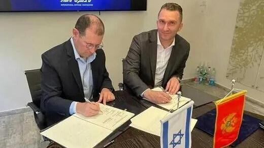 Asesores de seguridad de Israel y Montenegro firman el acuerdo.