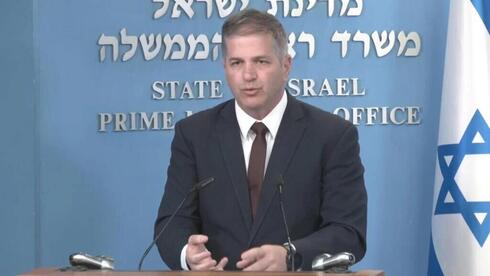 El ministro de Educación Yoav Kish hace una declaración a los medios sobre la educación preescolar.