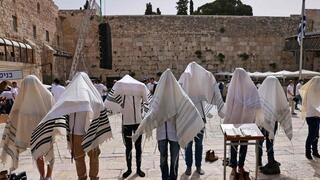 Judíos rezan en el Muro de los Lamentos. 