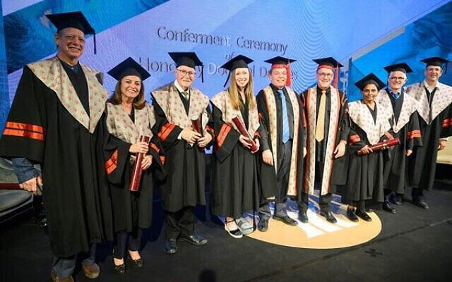 Chelsea Clinton, 4ª por la izquierda, una de las 6 personas que recibirán el doctorado honoris causa de la Universidad Ben-Gurion. (Dani Machlis) Chelsea Clinton, 4ª por la izquierda, una de las 6 personas que recibirán el doctorado honoris causa de la Universidad Ben-Gurion.