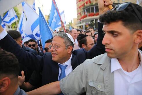 Itamar Ben-Gvir saluda a los manifestantes en la marcha. 