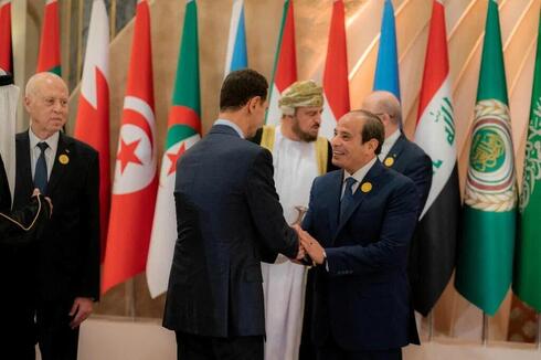 El dictador sirio estrecha la mano del presidente egipcio Al-Sisi. 