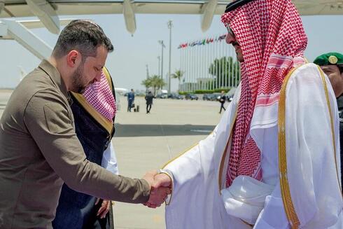 Zelenski llega a Arabia Saudita. 