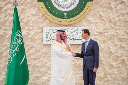 Assad con el príncipe heredero saudí bin Salman. 