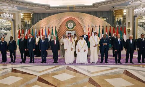 Assad junto con los líderes árabes, hoy en Jeddah. El aislamiento ha terminado. (AFP) Assad junto con los líderes árabes, hoy en Jeddah. El aislamiento ha terminado.