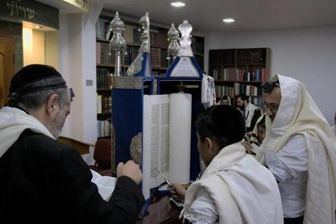 Un niño lee la Torá en su ceremonia de bar mitzvá en la Sinagoga Bello. 