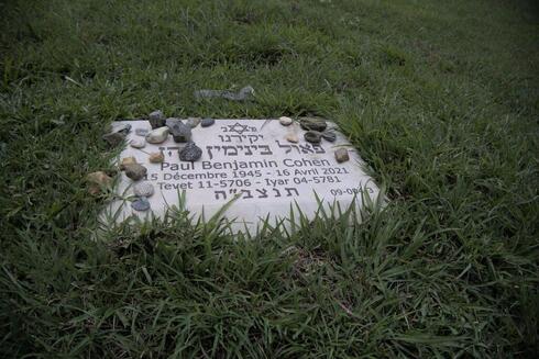 Una lápida en el cementerio comunitario de Bello. 