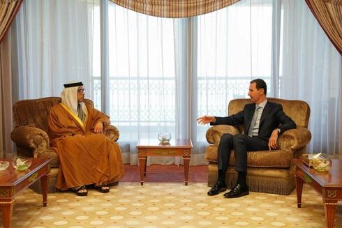 Assad y el presidente de los Emiratos Árabes Unidos antes de la cumbre de la Liga Árabe. 