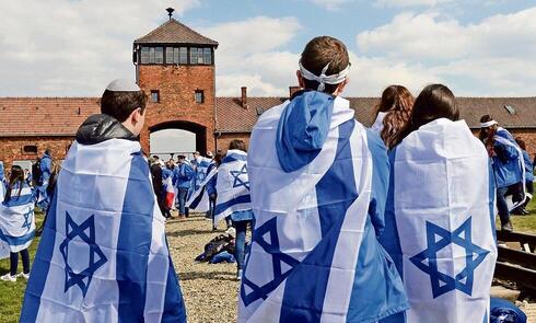 Estudiantes israelíes participan en la Marcha de la Vida en Auschwitz-Birkenau, en Polonia. 