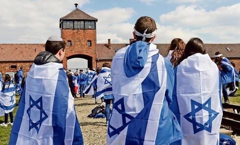 Estudiantes israelíes participan en la Marcha de la Vida en Auschwitz-Birkenau, en Polonia. (AP) Estudiantes israelíes participan en la Marcha de la Vida en Auschwitz-Birkenau, en Polonia.