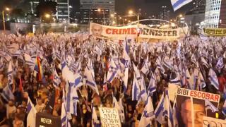 Protesta en Tel Aviv con fuertes carteles contra Netanyahu. 