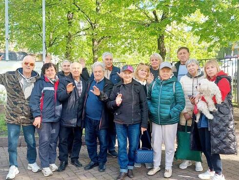 200 ancianos de Kiev regresan a sus casas tras varios meses en Polonia, escapando de la guerra. (JCC Chabad Kiev) 200 ancianos de Kiev regresan a sus casas tras varios meses en Polonia, escapando de la guerra.
