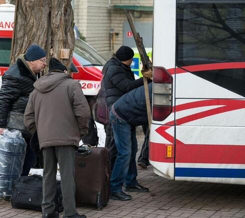 200 ancianos de Kiev regresan a sus casas tras varios meses en Polonia, escapando de la guerra. (JCC Chabad Kiev) 200 ancianos de Kiev regresan a sus casas tras varios meses en Polonia, escapando de la guerra.