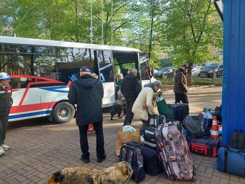 200 ancianos de Kiev regresan a sus casas tras varios meses en Polonia, escapando de la guerra. (JCC Chabad Kiev) 200 ancianos de Kiev regresan a sus casas tras varios meses en Polonia, escapando de la guerra.