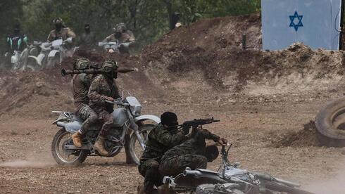 Ejercicio militar especial de Hezbollah justo en la frontera norte de Israel. 