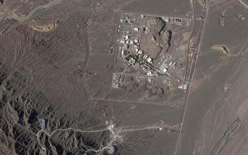 La instalación nuclear de Natanz y las excavaciones en las montañas. 