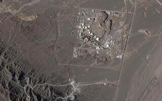 La instalación nuclear de Natanz y las excavaciones en las montañas. 