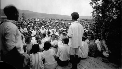 Shavuot - 1926 - Los miembros hablan sobre los temas del día. 