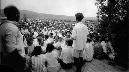 Shavuot - 1926 - Los miembros hablan sobre los temas del día. (Yosef Shoiig, Archivos KKL-JNF) Shavuot - 1926 - Los miembros hablan sobre los temas del día.