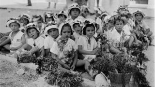 Jardines de infancia presentan ofrenda de fruta, en Jerusalem, 1930. 