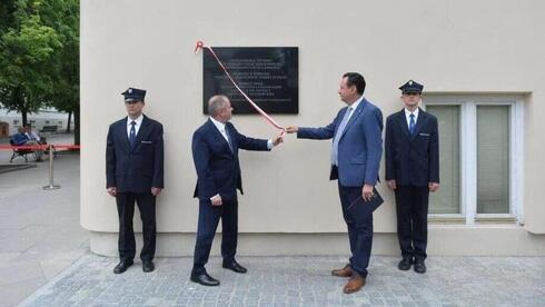 El rector de la Universidad de Varsovia, Prof. Alojzy Z. Nowak, y el Embajador de Israel en Polonia, Yacov Livne, descubren una placa en memoria de los estudiantes judíos. 