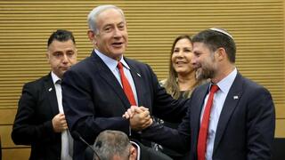 Bezalel Smotrich felicita a Benjamin Netanyahu tras la aprobación de los presupuestos del Estado.