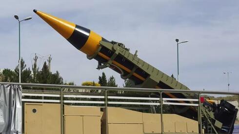 Un nuevo misil balístico tierra-tierra llamado Khaibar con un alcance de 2.000 km, presentado por Irán, se ve en Teherán, Irán, 25 de mayo de 2023.