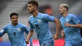 Salman, quien pateó el centro que terminaría en gol, festeja con sus compañeros el transitorio 1 a 0 sobre Senegal. 