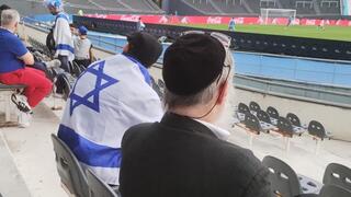 Los colores de Israel y los símbolos religiosos, todo en la tribuna. 