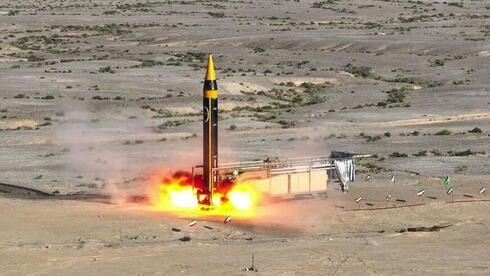 Un nuevo misil balístico tierra-tierra de 4ª generación Khorramshahr, llamado Kheibar y con un alcance de 2.000 km, es lanzado en un lugar no revelado de Irán, en esta imagen obtenida el 25 de mayo de 2023. 